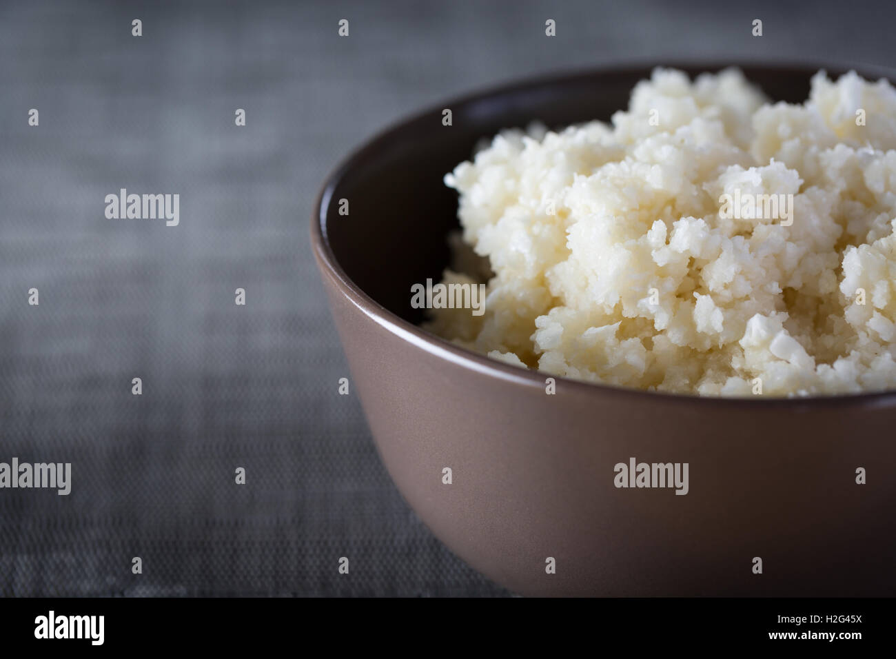 Un bol de riz chou-fleur Banque D'Images