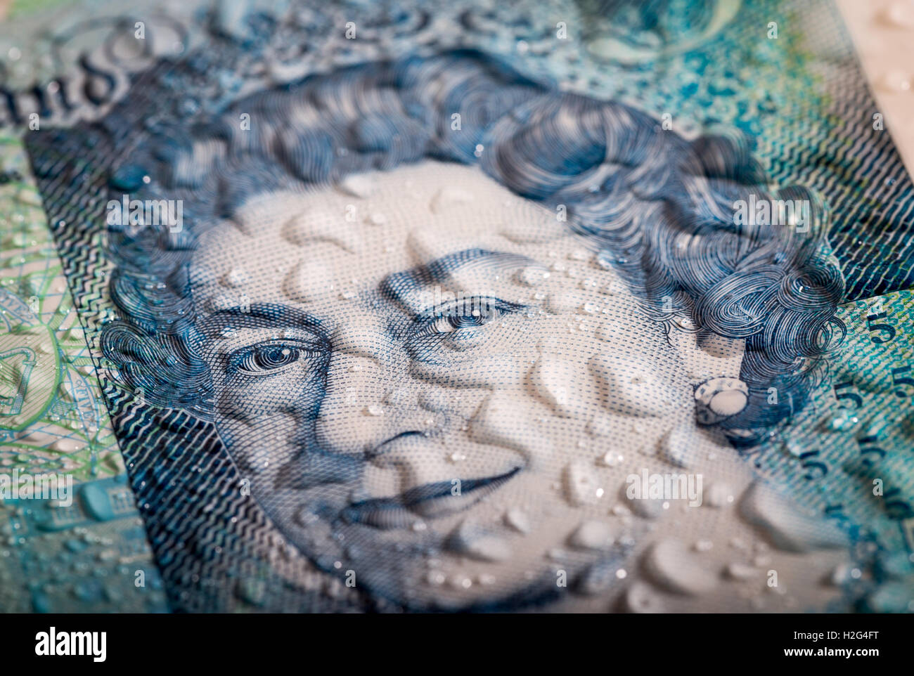 Une photo détaillée du nouveau polymère imperméable UK 5 Pound Note montrant sa résistance à l'eau Banque D'Images