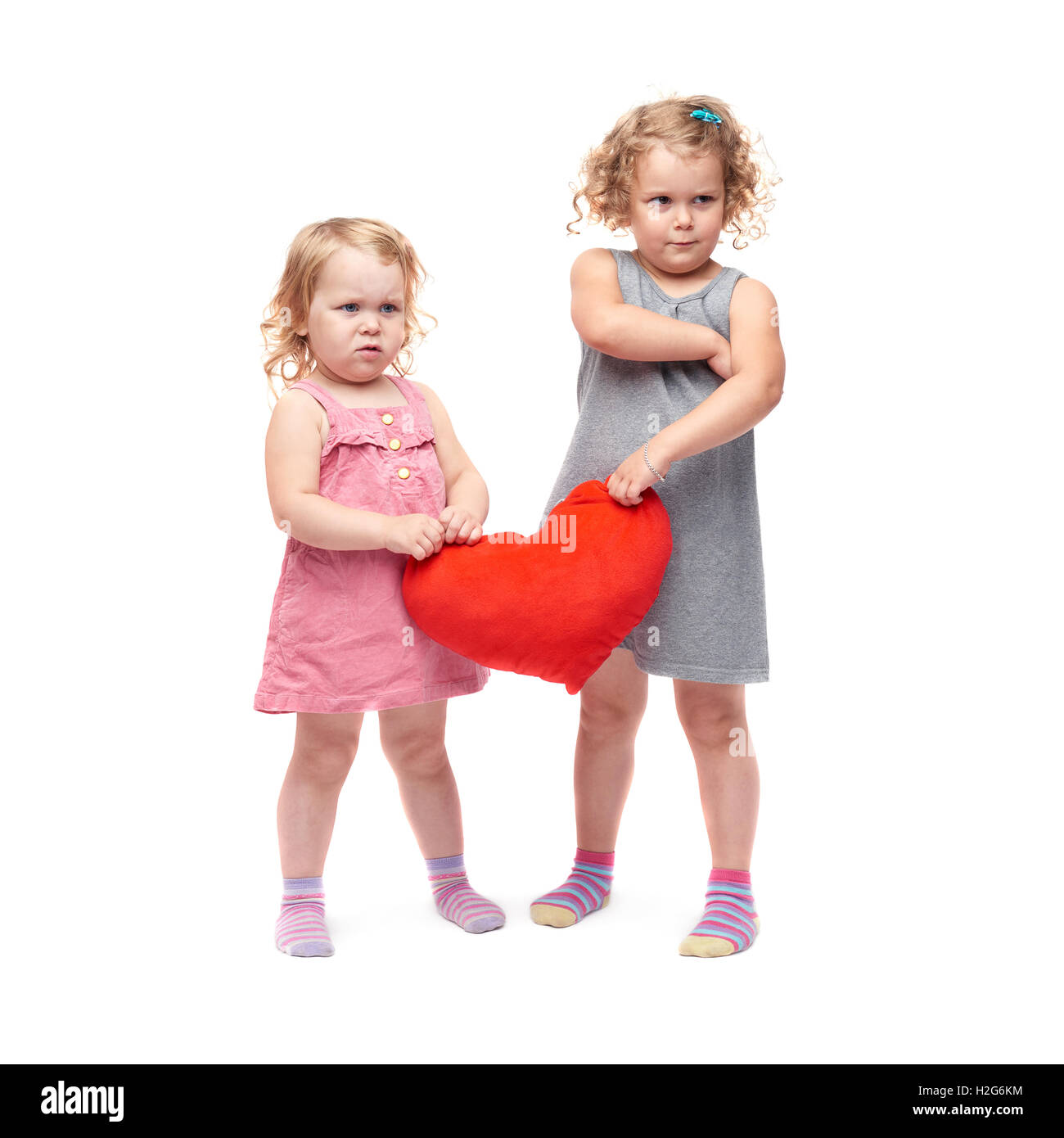 Couple de jeunes petites filles debout sur fond blanc isolé Banque D'Images