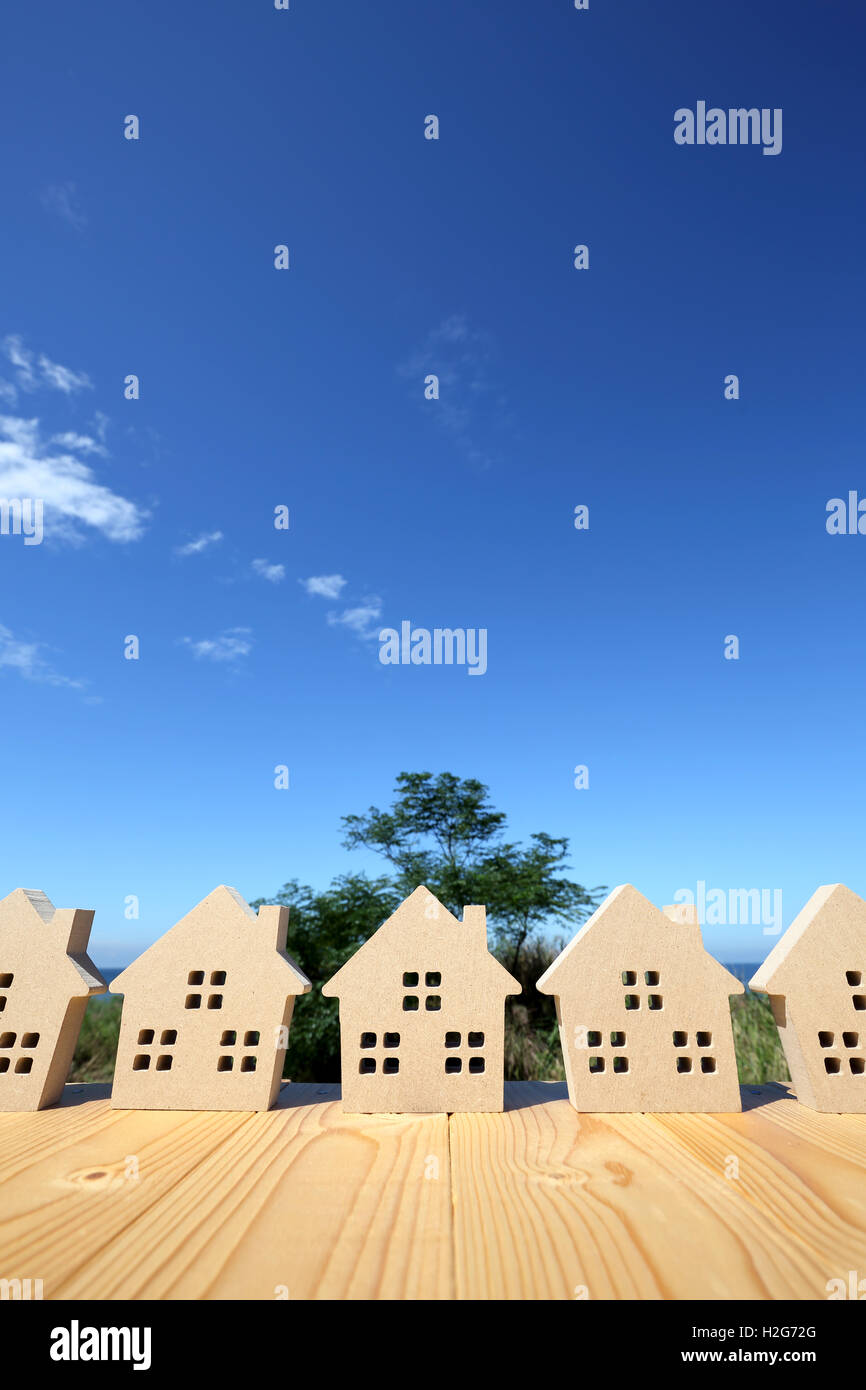 Contre maison en bois clair fond de ciel bleu Banque D'Images