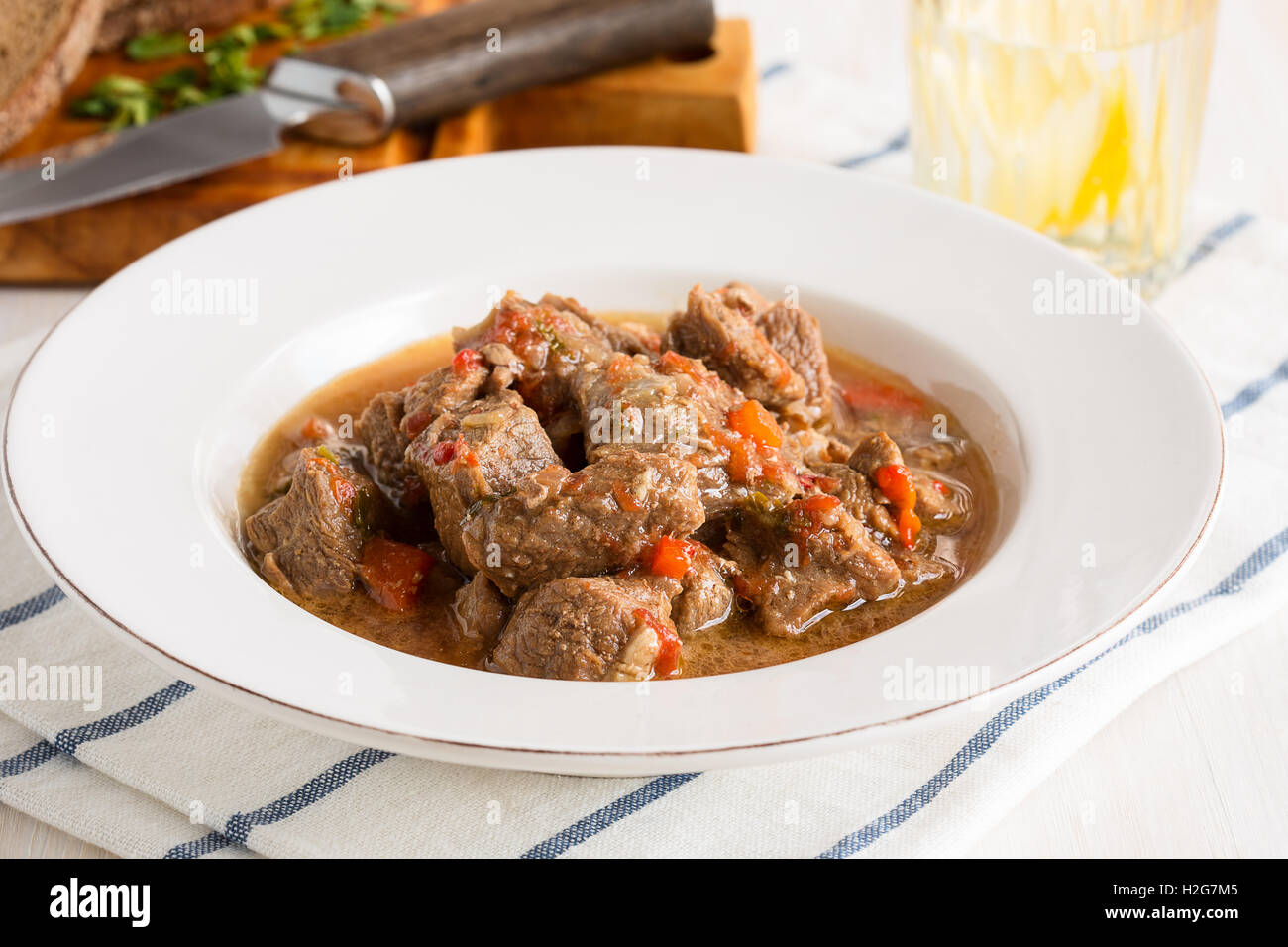 Goulasch de bœuf, ragoût de viande, et les légumes, assaisonnée de paprika et autres épices Banque D'Images