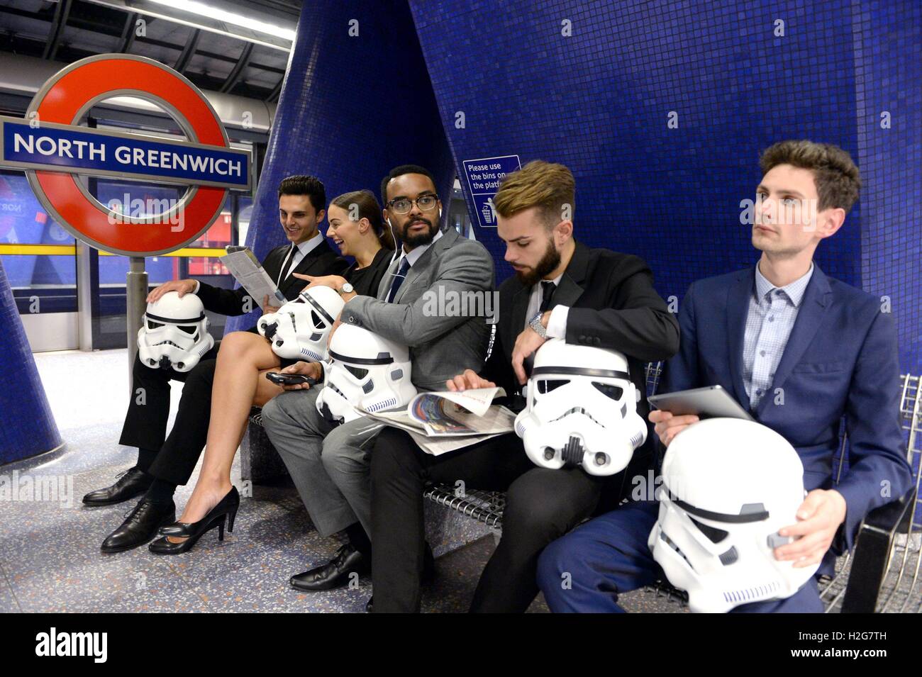 Usage ÉDITORIAL UNIQUEMENT, PAS DE MERCHANDISING. Les banlieusards de Londres découvrez leur âme de Star Wars identités à la station de métro North Greenwich, Londres, comme l'identité de la guerre des étoiles l'exposition s'ouvre à l'O2, Londres, le 18 novembre 2016. Banque D'Images