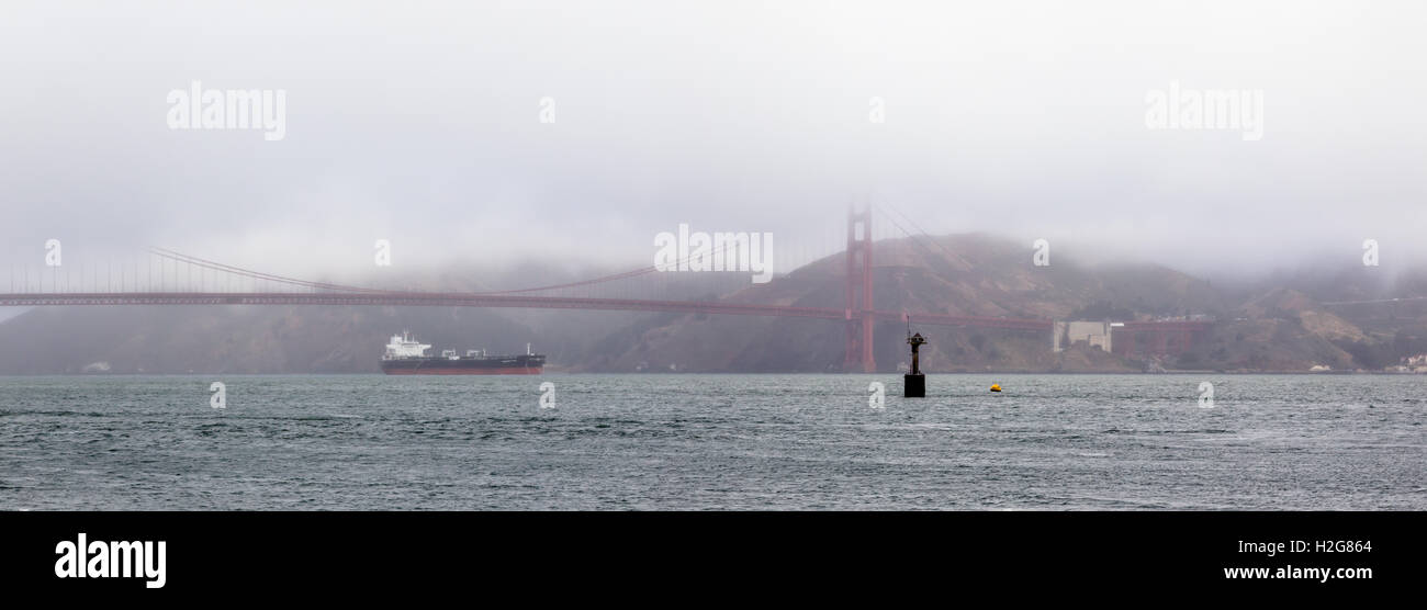 Grand navire traversant sous le Golden Gate Bridge à San Francisco, Californie, USA. Banque D'Images