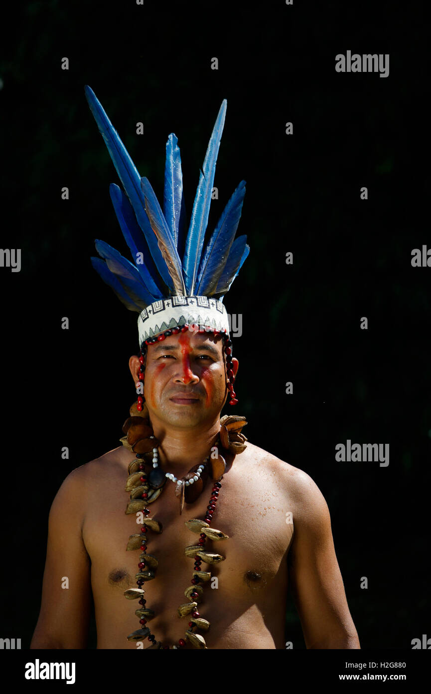 Guillermo Rodriguez Gomez chaman de la tribu du nord du bassin de l'Amazone Bora Pérou Le port de tête d'ara robe portée lors de sham Banque D'Images