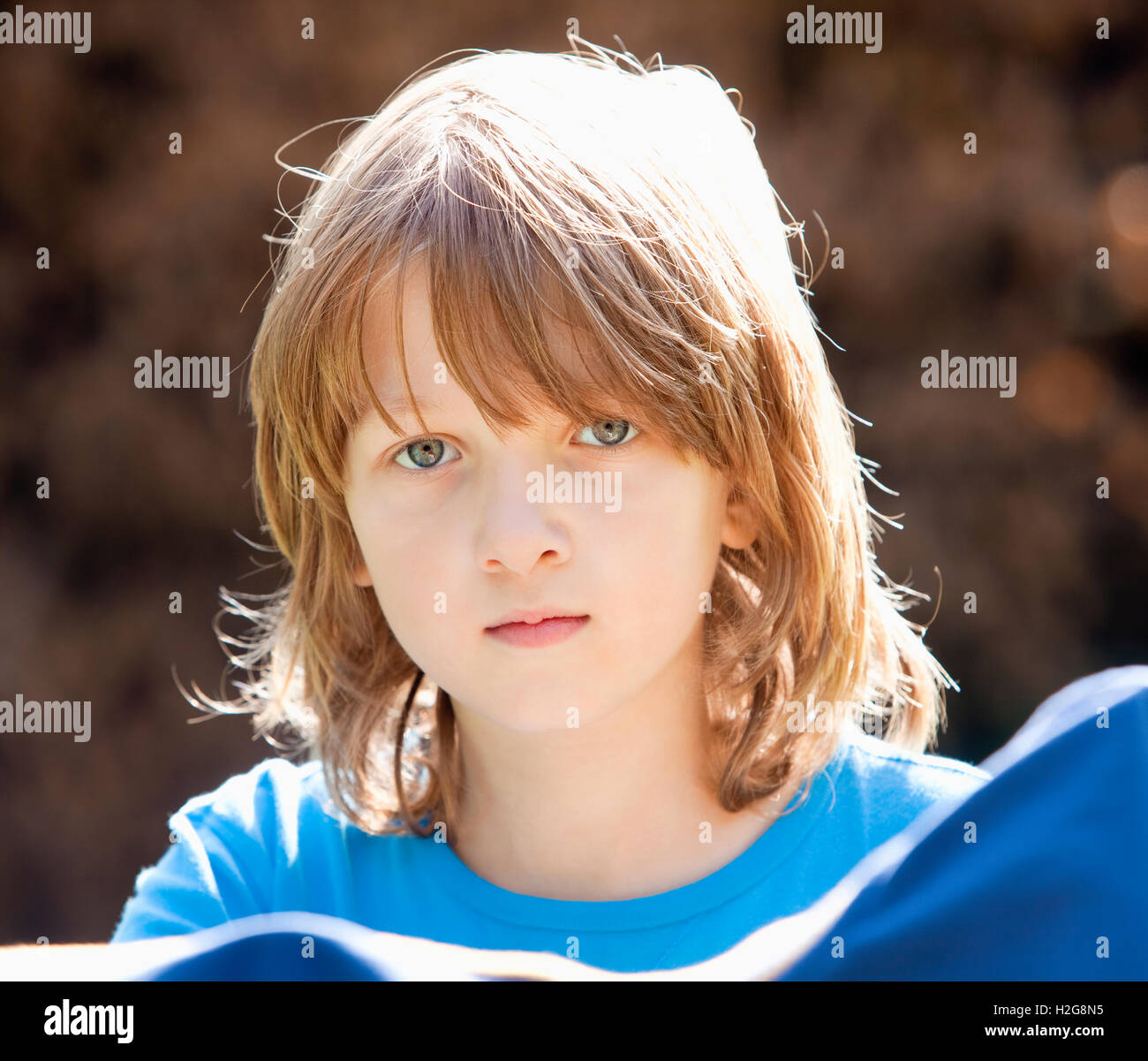 Portrait d'un garçon aux cheveux blonds en plein air Banque D'Images