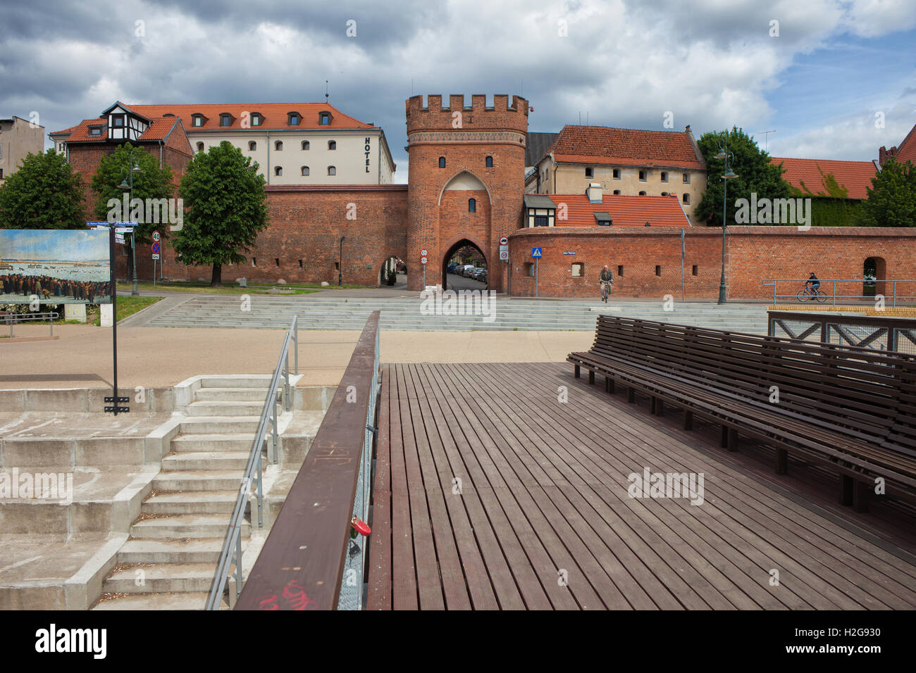 Ville de Torun en Pologne, la promenade sur les berges vers pont médiéval Gate à partir de 1432 et les remparts de la ville de la Vieille Ville Banque D'Images