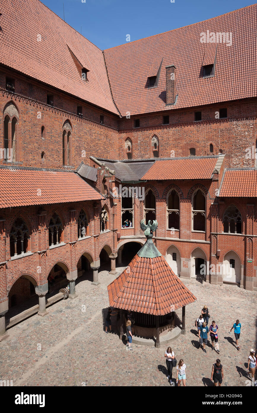 Château de Malbork, Pologne, la haute cour du château avec bien, Site du patrimoine mondial de l'UNESCO Banque D'Images