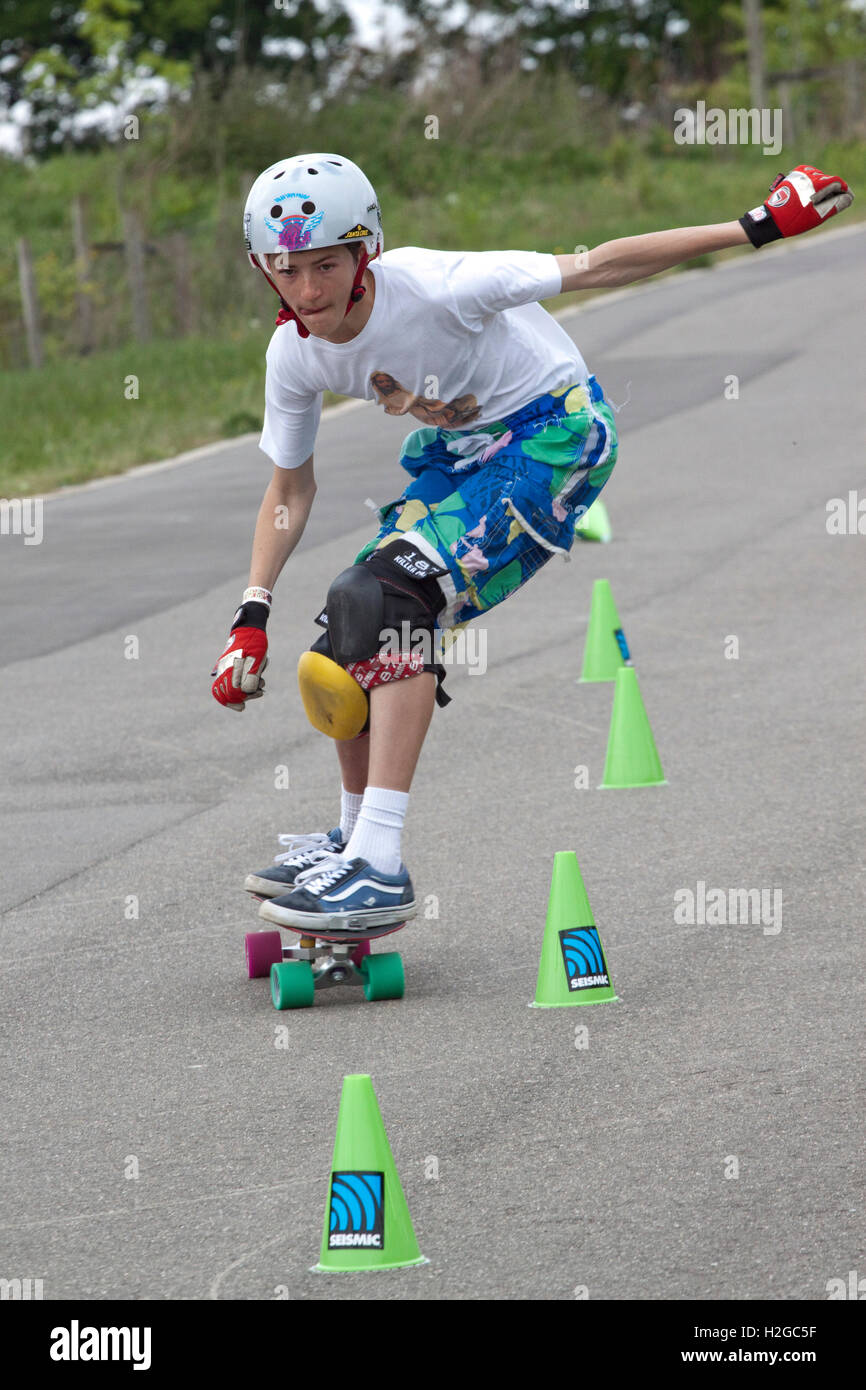 La concurrence dans une adolescente slalom skateboard Banque D'Images