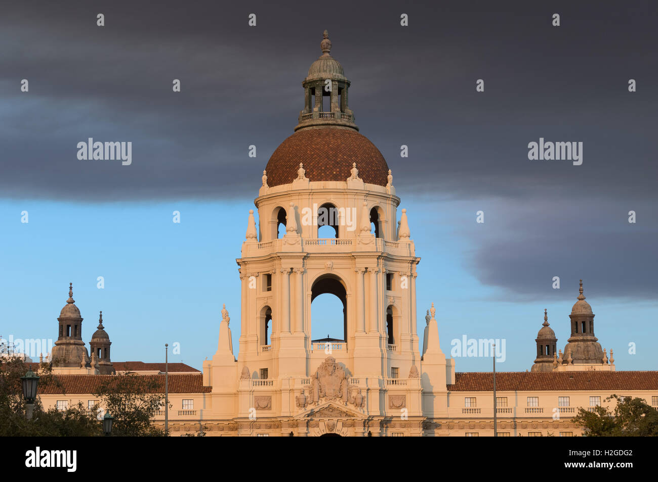 Belle photo de l'Hôtel de Ville de Pasadena. Une couche de fumée noire dans le ciel bleu est autrement à partir d'une forêt. Banque D'Images