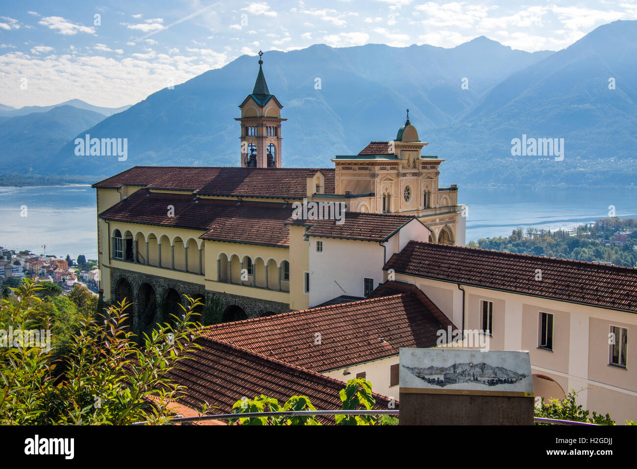 Madonna del Sasso, un sanctuaire et l'église de pèlerinage à Orselina (au-dessus de Locarno et le Lac Majeur, en Suisse. Banque D'Images