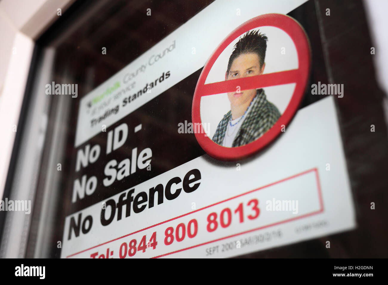 Sur la porte d'une maison publique 'No ID - Pas de vente." Banque D'Images