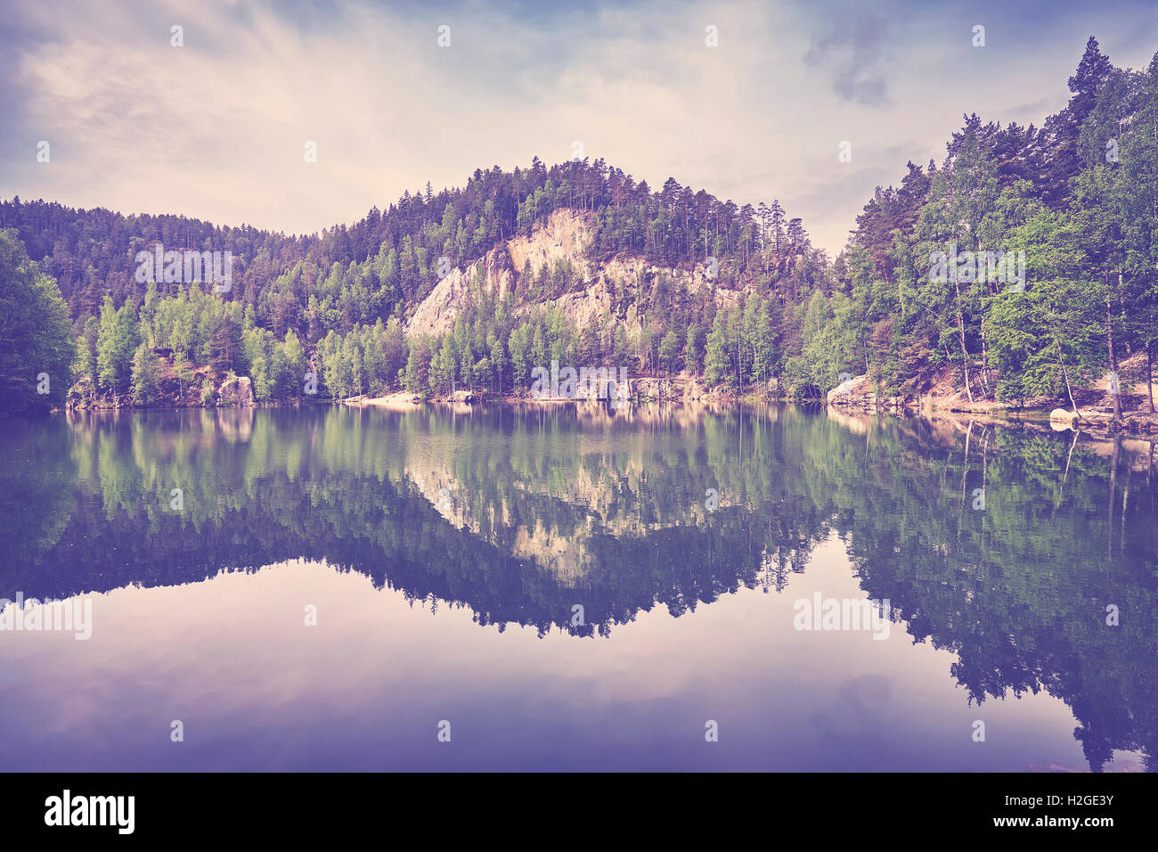 Lac de montagne sereine tons vintage avec reflet dans l'eau calme. Banque D'Images