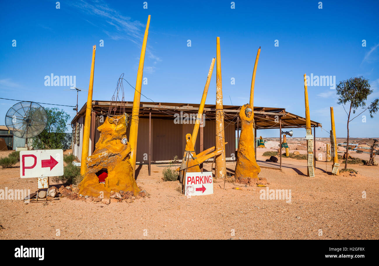 L'Australie, l'Australie, l'Outback, Coober Pedy, quirky expose à la ville minière de l'opale isolés Banque D'Images