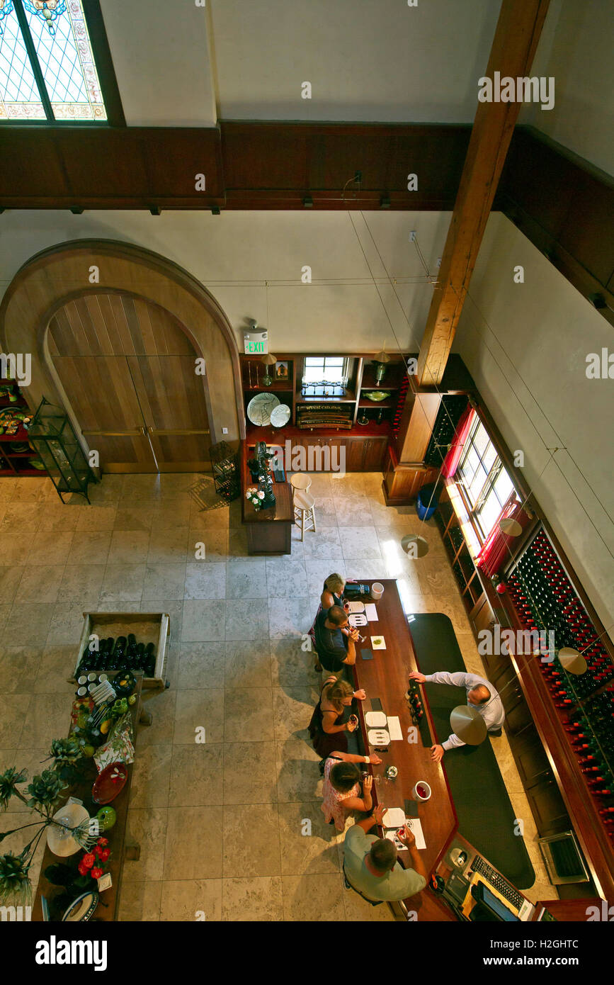 Groupe touristique dégustation de vin dans un vignoble dans la Napa Valley, Californie Banque D'Images