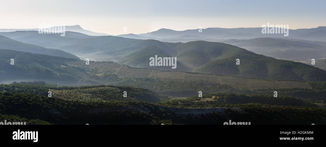 Lever du soleil sur les collines de brouillard Banque D'Images