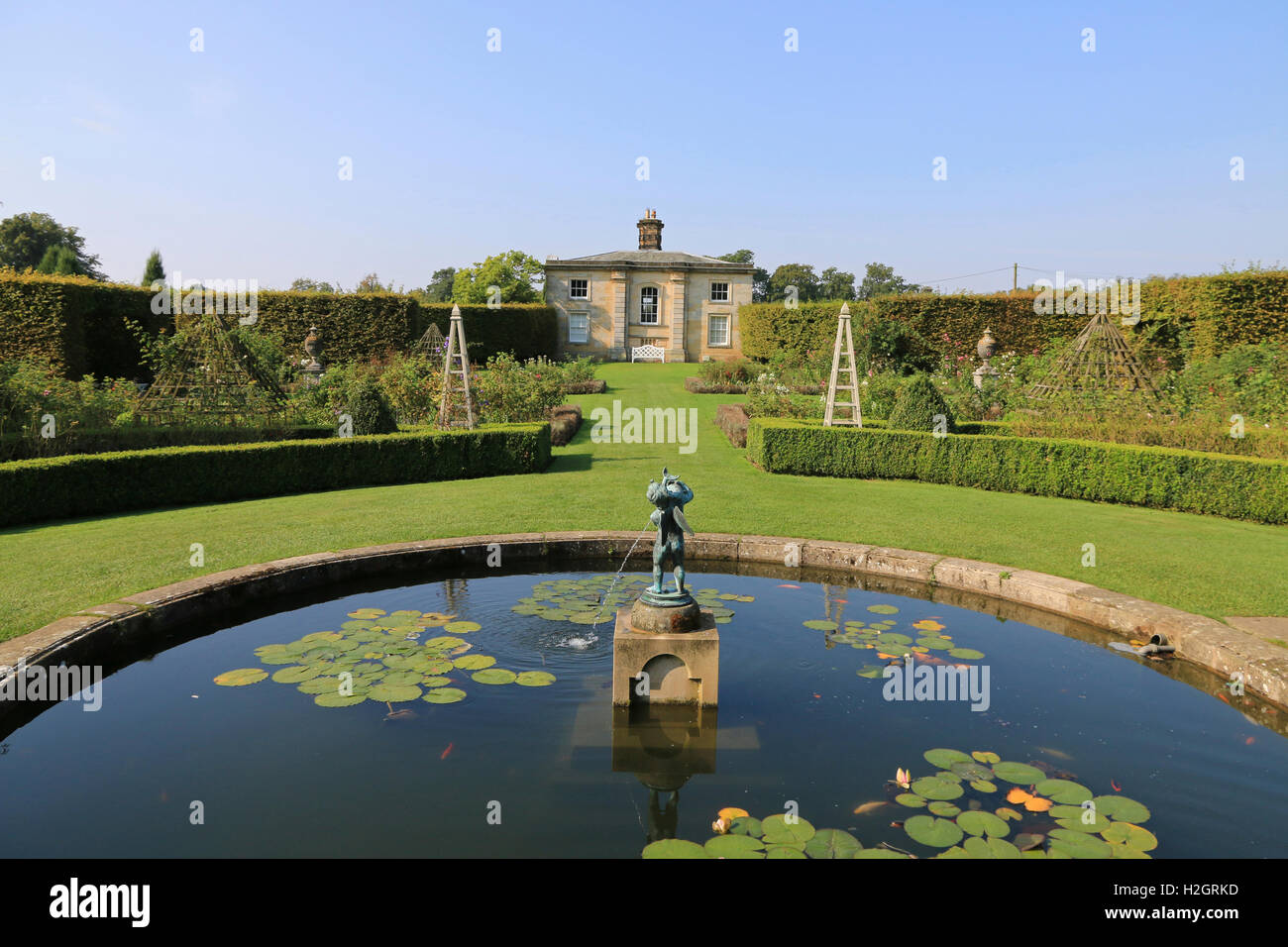 L'étang et la maison du jardinier, jardin clos à Castle Howard Banque D'Images