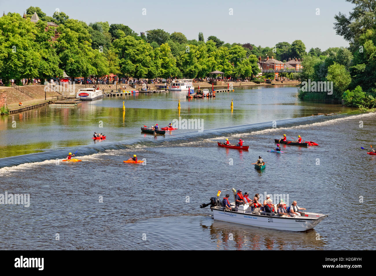 Nautique loisirs sur la rivière Dee à Chester, ville du comté de Cheshire, Angleterre. UK Banque D'Images