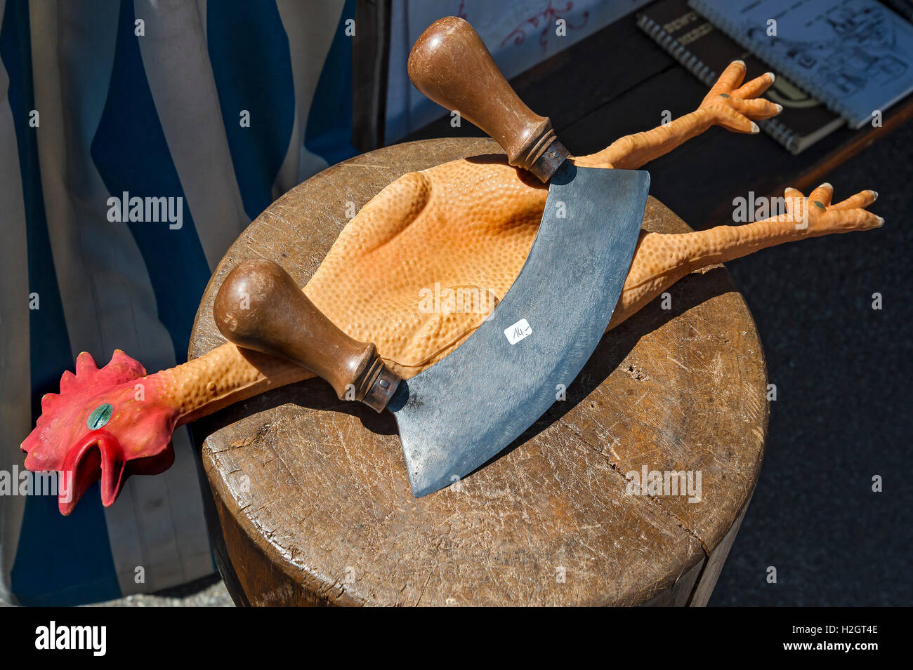 Poulet en caoutchouc avec couteau mezzaluna, Auer Dult, Munich, Bavière, Allemagne Banque D'Images