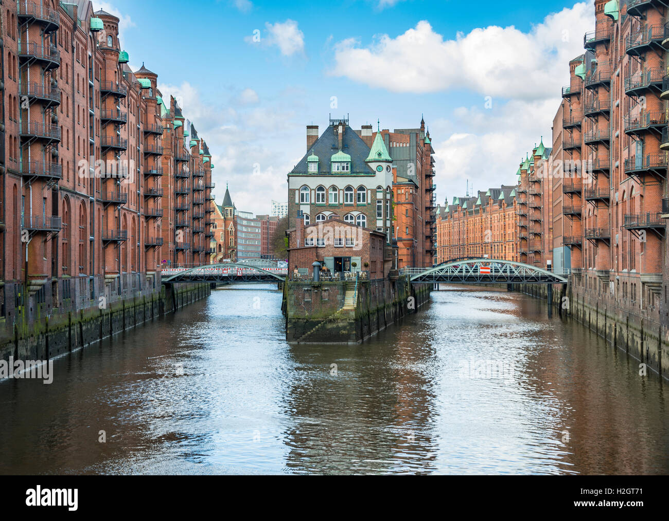 Vue depuis le pont, ruisseau Poggenmühle Hollaendischer Île, douves, Warehouse District de Hambourg, Hambourg, Allemagne Banque D'Images
