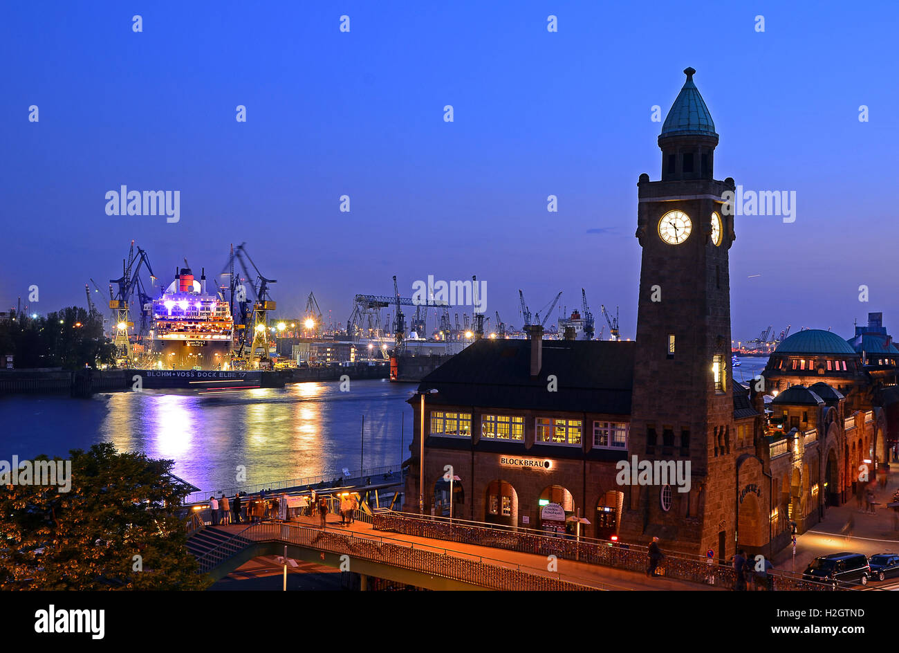 Tour de l'horloge donnant sur les jetées et dry dock avec Queen Mary 2, port, Hambourg Banque D'Images