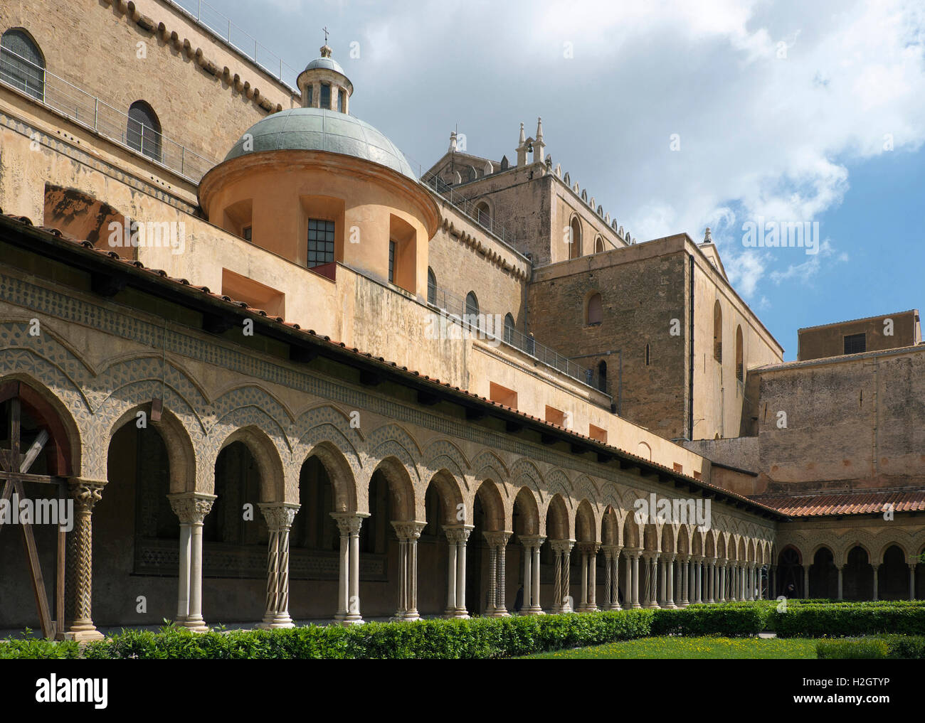 Cloître avec des colonnes, cour intérieure de la cathédrale de Monreale, Monreale, Sicile, Italie Banque D'Images