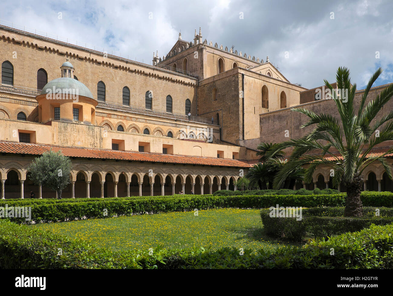 Cloître avec des colonnes, cour intérieure de la cathédrale de Monreale, Monreale, Sicile, Italie Banque D'Images