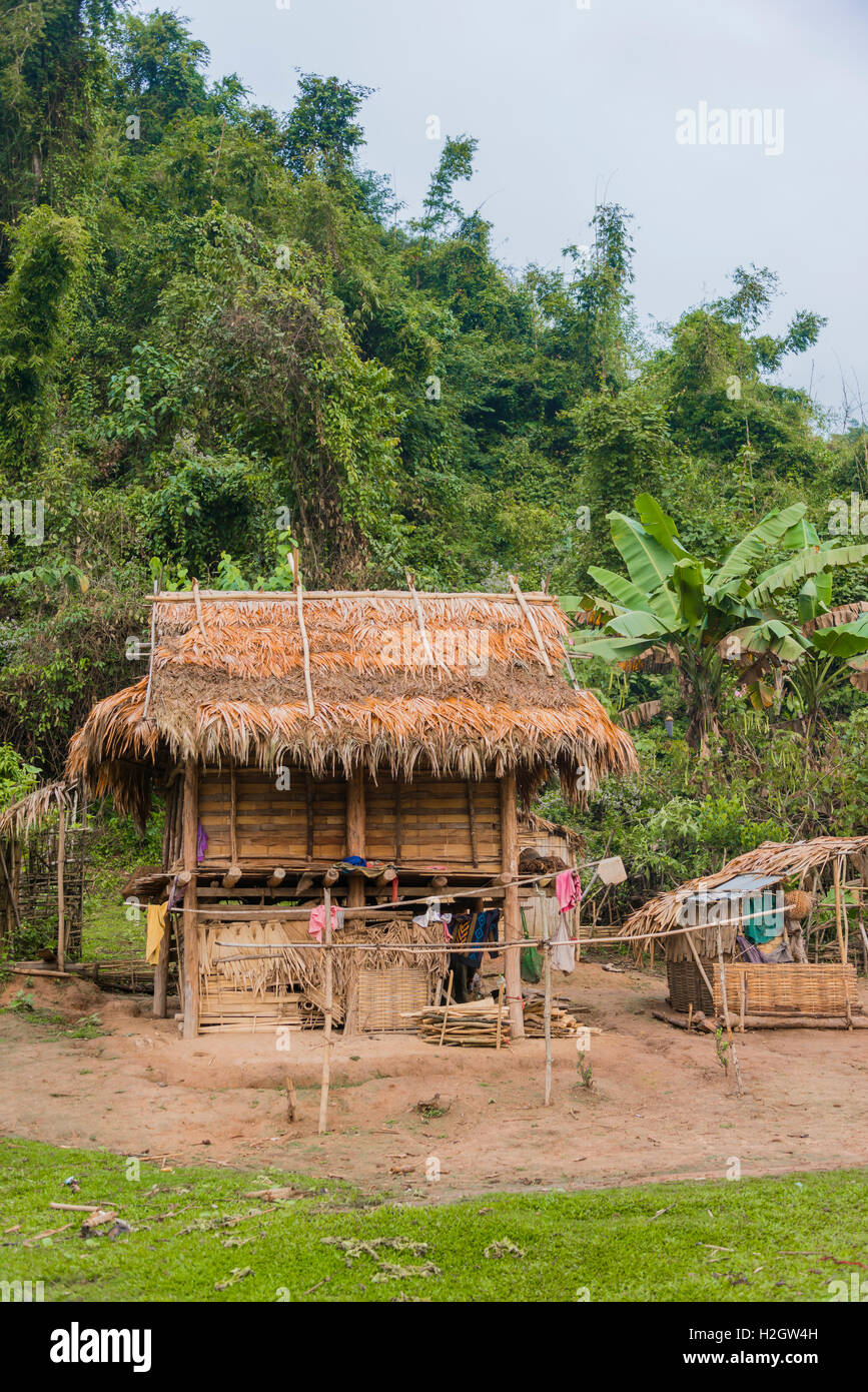 Chambre Simple, cabane, minorité Khmu Village, Ban Nalan Tai, parc national de Nam Ha, Luang Namtha, Laos Banque D'Images