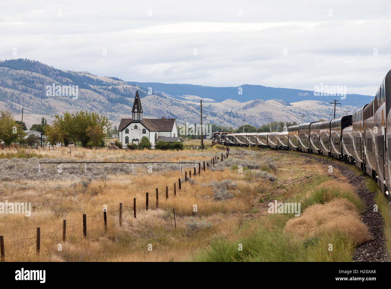 Rocky Mountaineer train Saint Joseph's Church, une petite église en bois près de Kamloops, Canada Banque D'Images