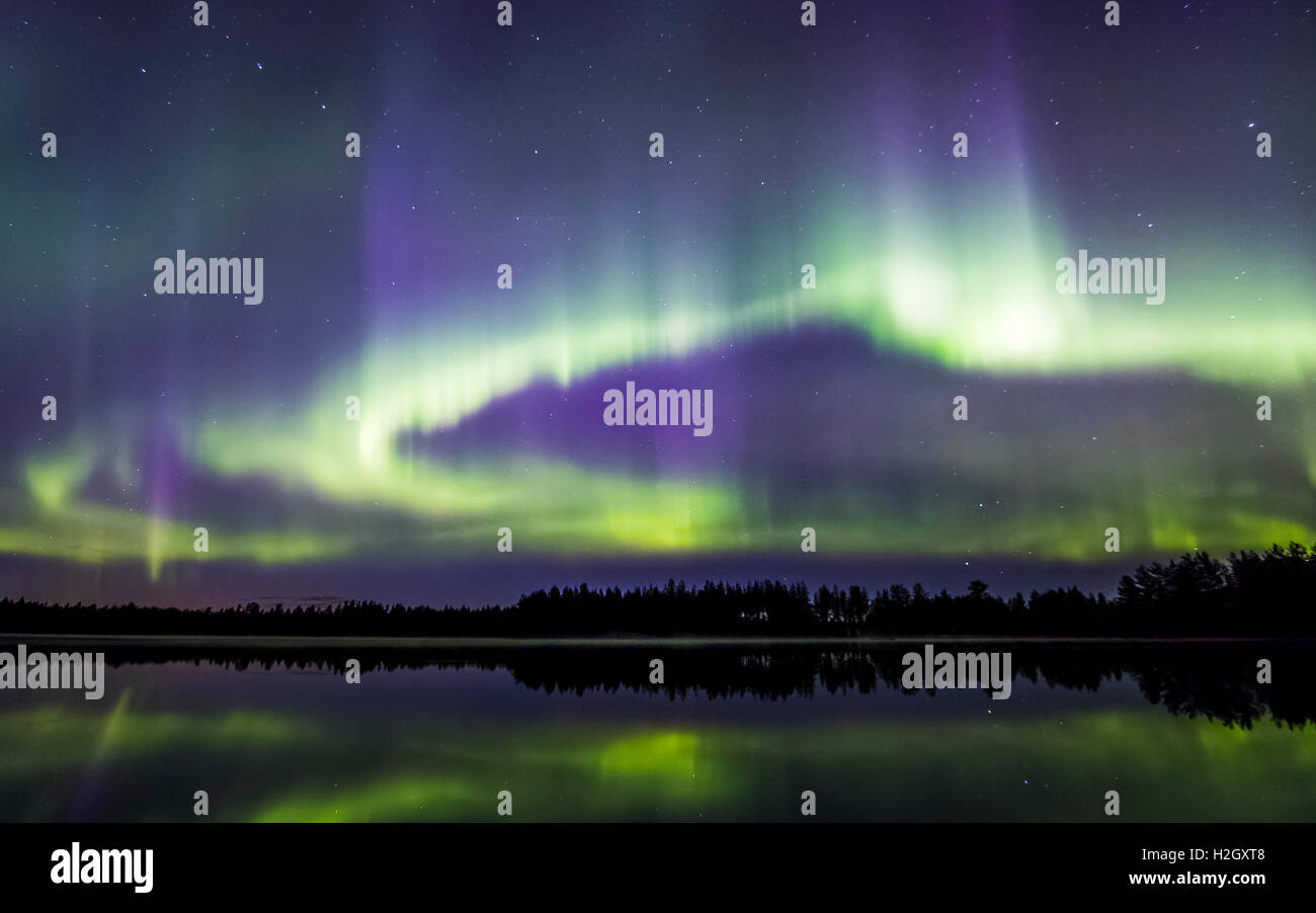 Flaming aurores boréales dans le ciel au-dessus de la Finlande Banque D'Images