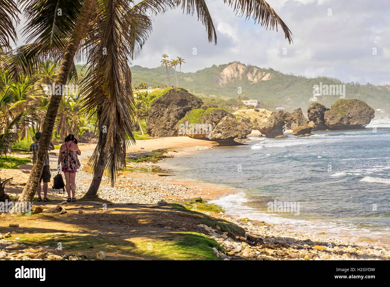 Les gens sur plage de Bathsheba Barbade Antilles Banque D'Images