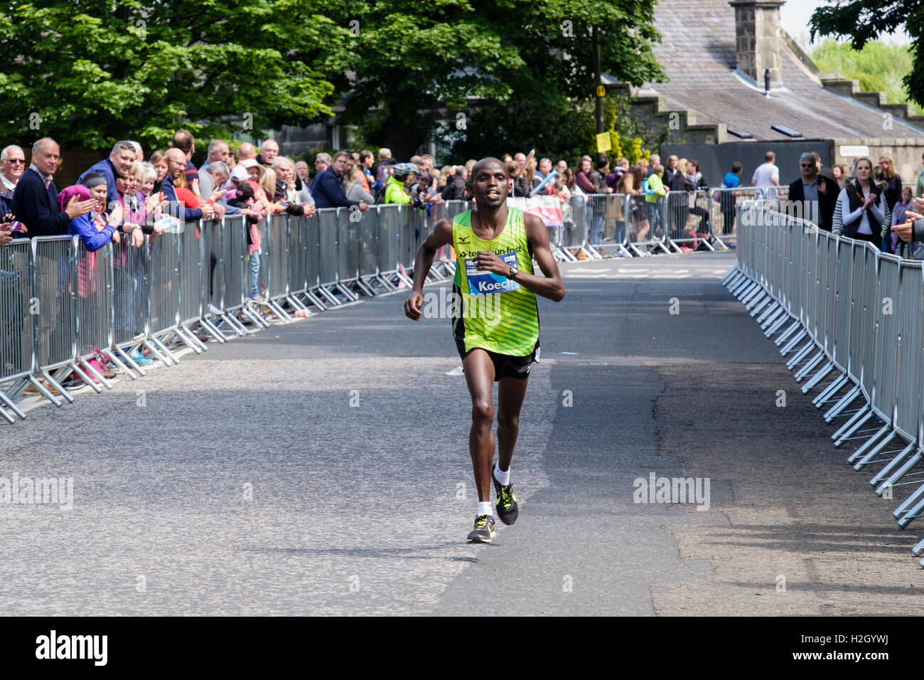Coureur kényan Japhet Koech s'exécute en concurrence en 2016 Edinburgh marathon avec les spectateurs acclamations lui dans la 3e place. Musselburgh Écosse UK Banque D'Images