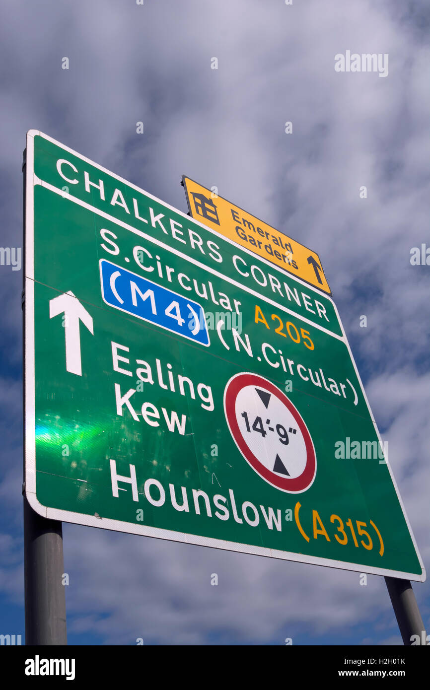 Panneau routier en approche pour chalkers, coin sud-ouest de Londres, Angleterre Banque D'Images