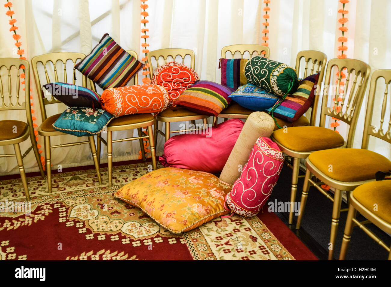 Collection de coussins et jetés dans un mariage indien Banque D'Images