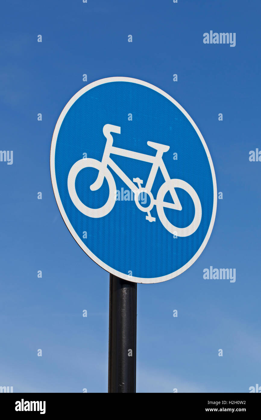 Le signe d'une voie cyclable obligatoire Banque D'Images Le signe d'une voie cyclable obligatoire Banque D'Images