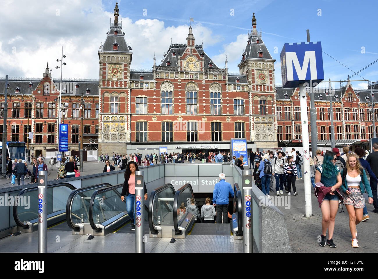 Amsterdam (gare centrale). Conçu par Pierre Cuypers ET A L van Gendt 1889 Pays-Bas (Oosterdokskade) Banque D'Images