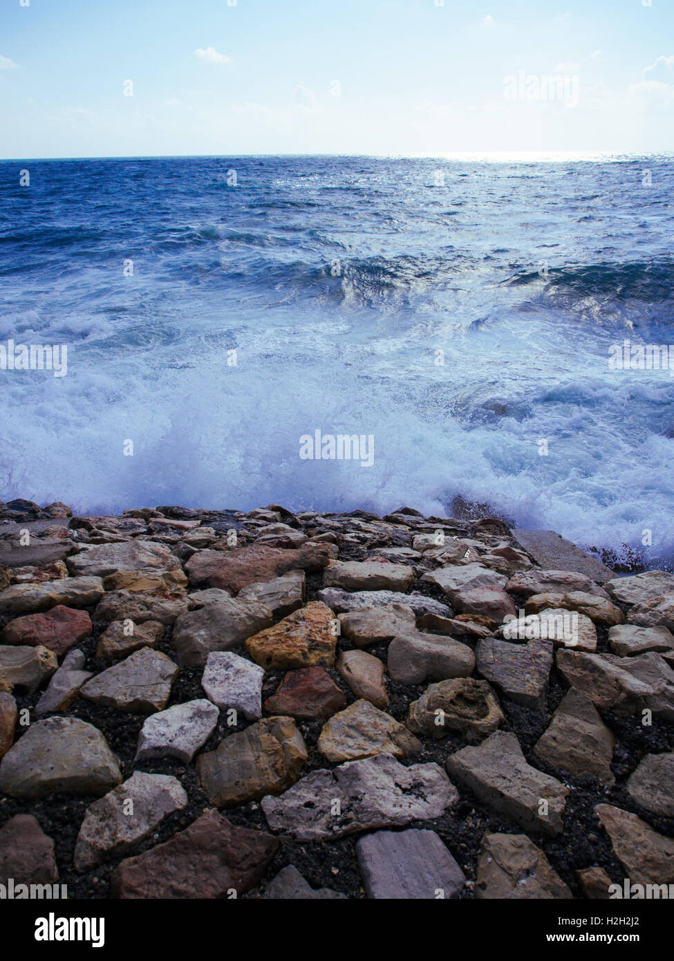 Les vagues lèchent les rochers. Photographié à Jaffa Banque D'Images