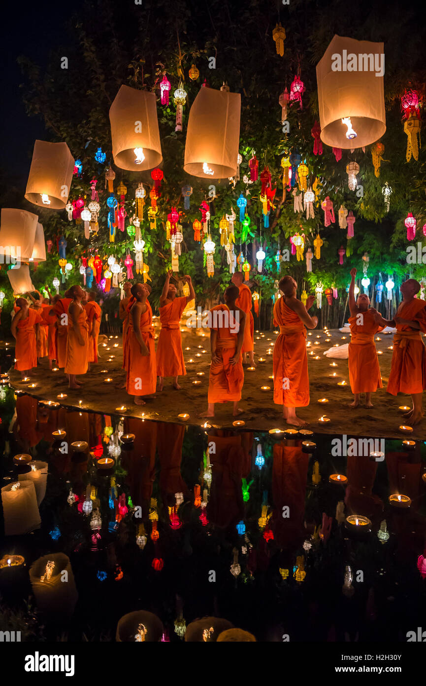 CHIANG MAI, THAÏLANDE - 07 NOVEMBRE 2014 : Groupe de moines bouddhistes lancer sky lanternes lors de l'Assemblée Yee Peng festival des lumières. Banque D'Images
