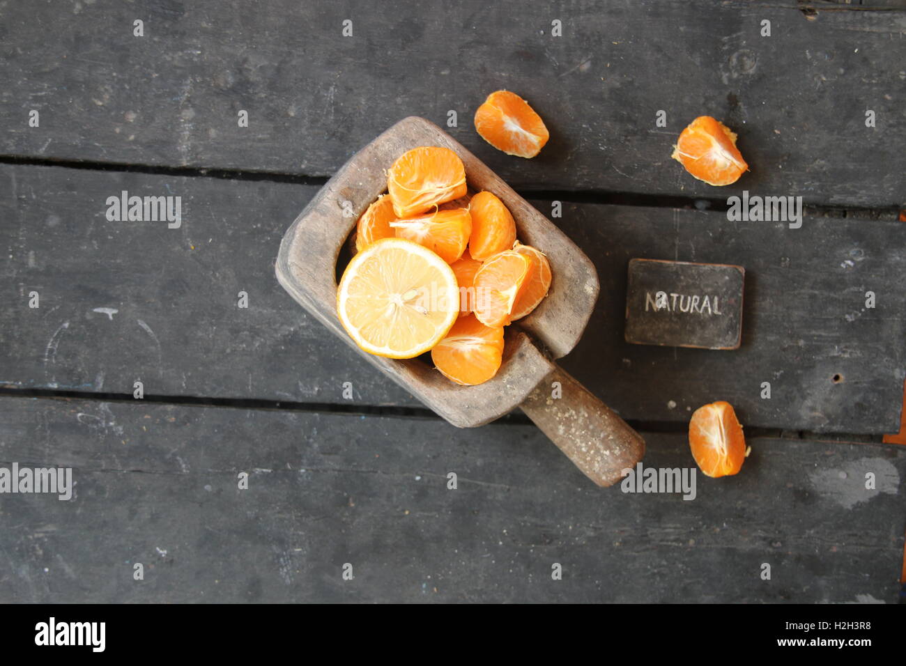 L'idée d'aliments naturels, des tranches de mandarine, citron et texte Banque D'Images