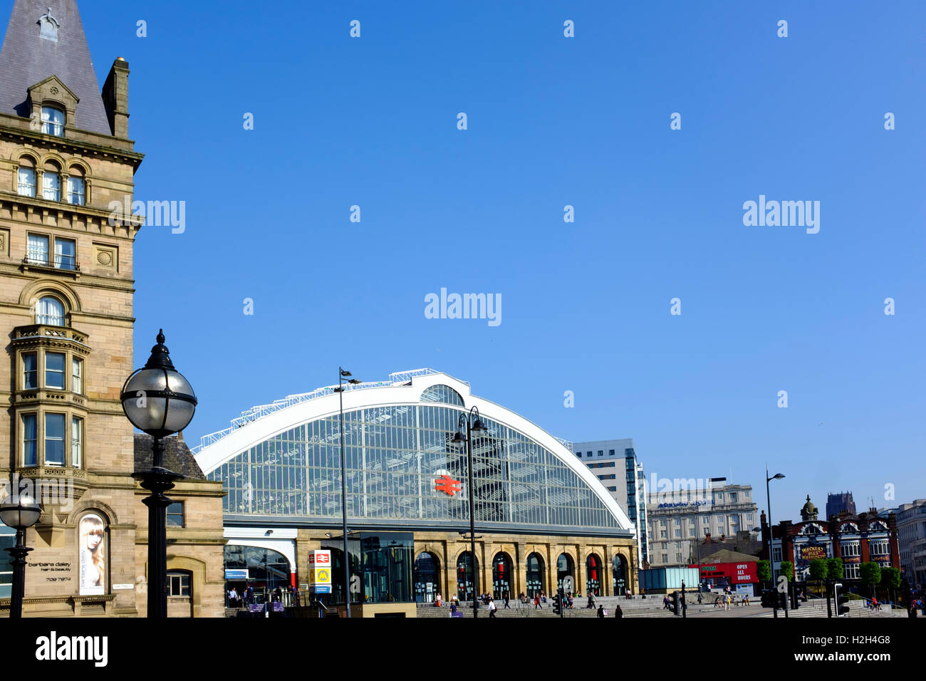 La gare de Liverpool Lime Street, Liverpool, Royaume-Uni. Contre un ciel bleu clair Banque D'Images