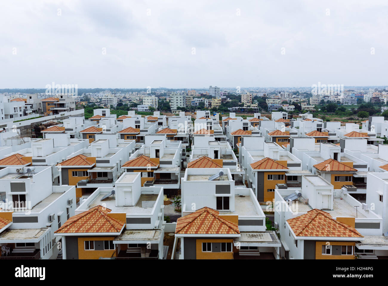 Les maisons en rangée avec toit en pente en Chandanagar salon de Hyderabad, Inde Banque D'Images