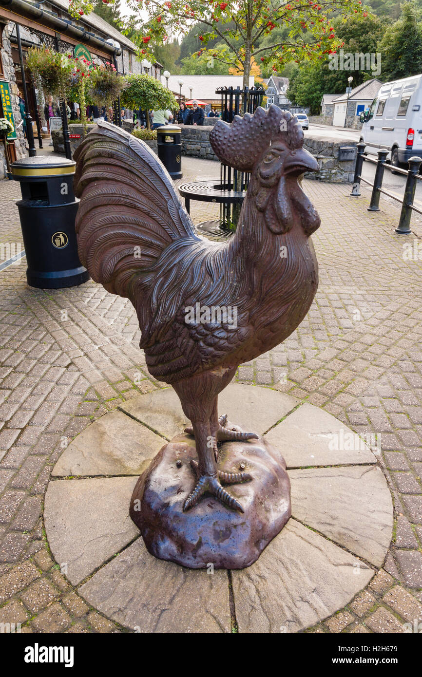 Coq en fonte à l'extérieur de sculptures Betws-Y-coed shopping precinct Banque D'Images