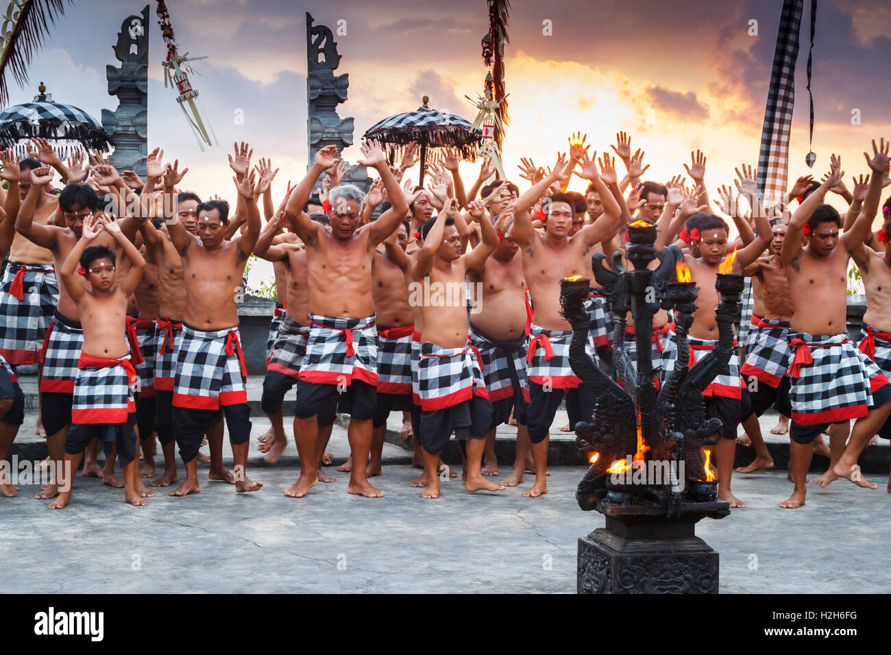 Une danse kecak est effectué à Uluwatu. Bali, Indonésie, Asie. Banque D'Images Une danse kecak est effectué à Uluwatu. Bali, Indonésie, Asie. Banque D'Images