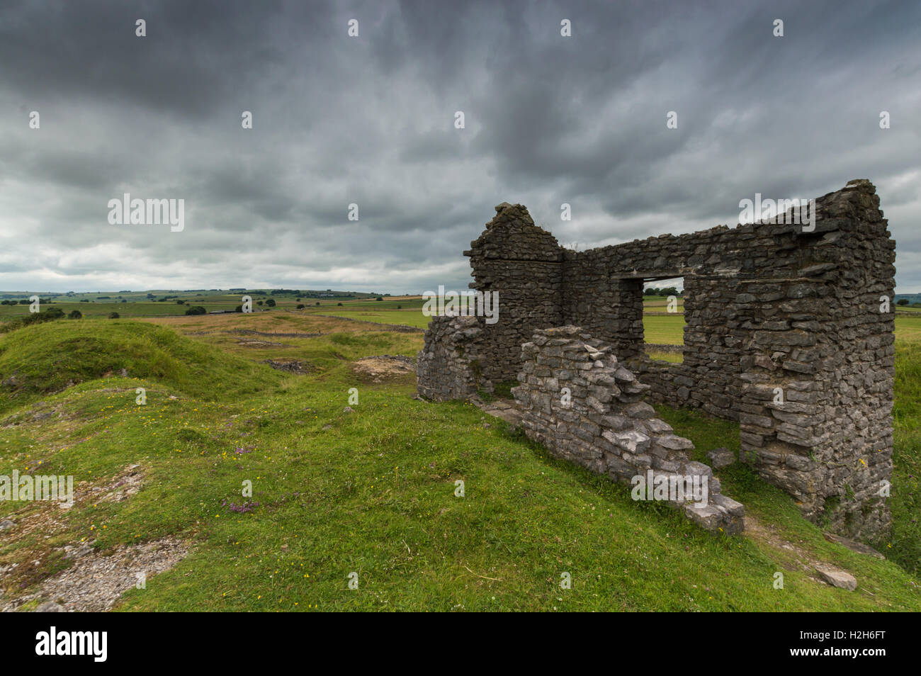 Un bâtiment abandonné dans une mine désaffectée, Magpie Mine, dans le Peak District Banque D'Images