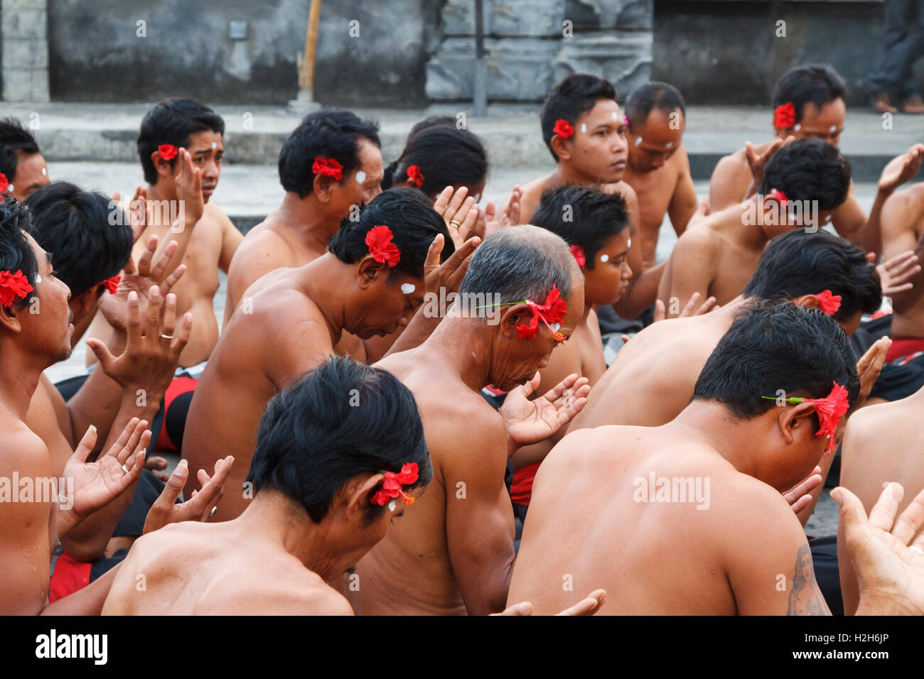 Une danse kecak est effectué à Uluwatu. Bali, Indonésie, Asie. Banque D'Images