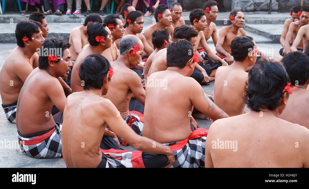 Une danse kecak est effectué à Uluwatu. Bali, Indonésie, Asie. Banque D'Images Une danse kecak est effectué à Uluwatu. Bali, Indonésie, Asie. Banque D'Images