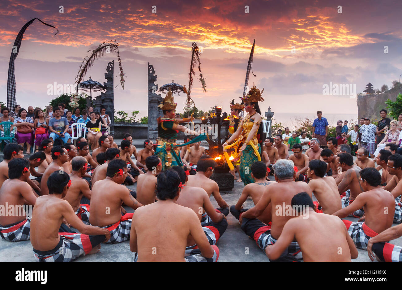Une danse kecak est effectué à Uluwatu. Bali, Indonésie, Asie. Banque D'Images Une danse kecak est effectué à Uluwatu. Bali, Indonésie, Asie. Banque D'Images