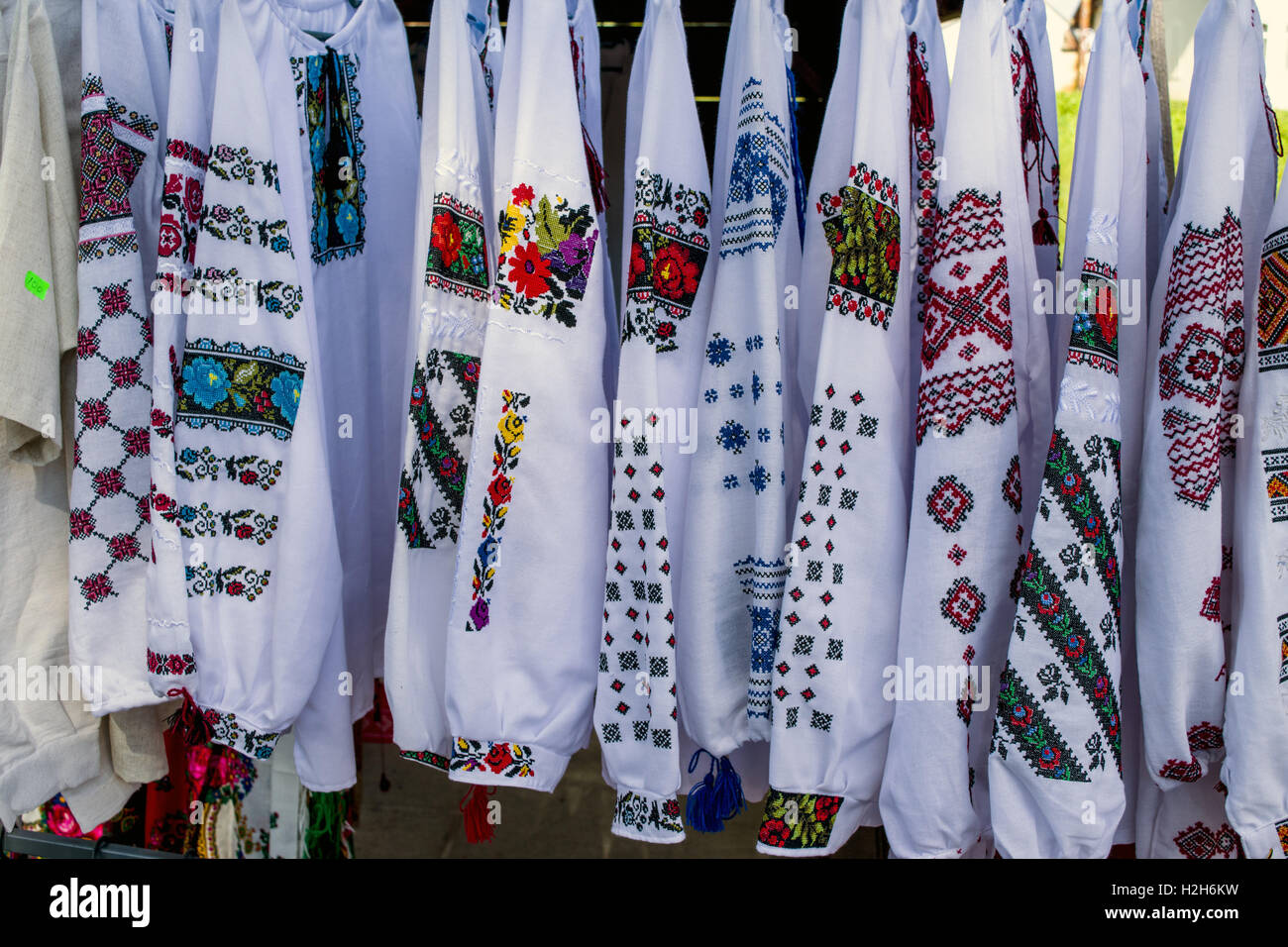 La Bucovine du nord chemisier femme traditionnel organisé pour vendre Banque D'Images