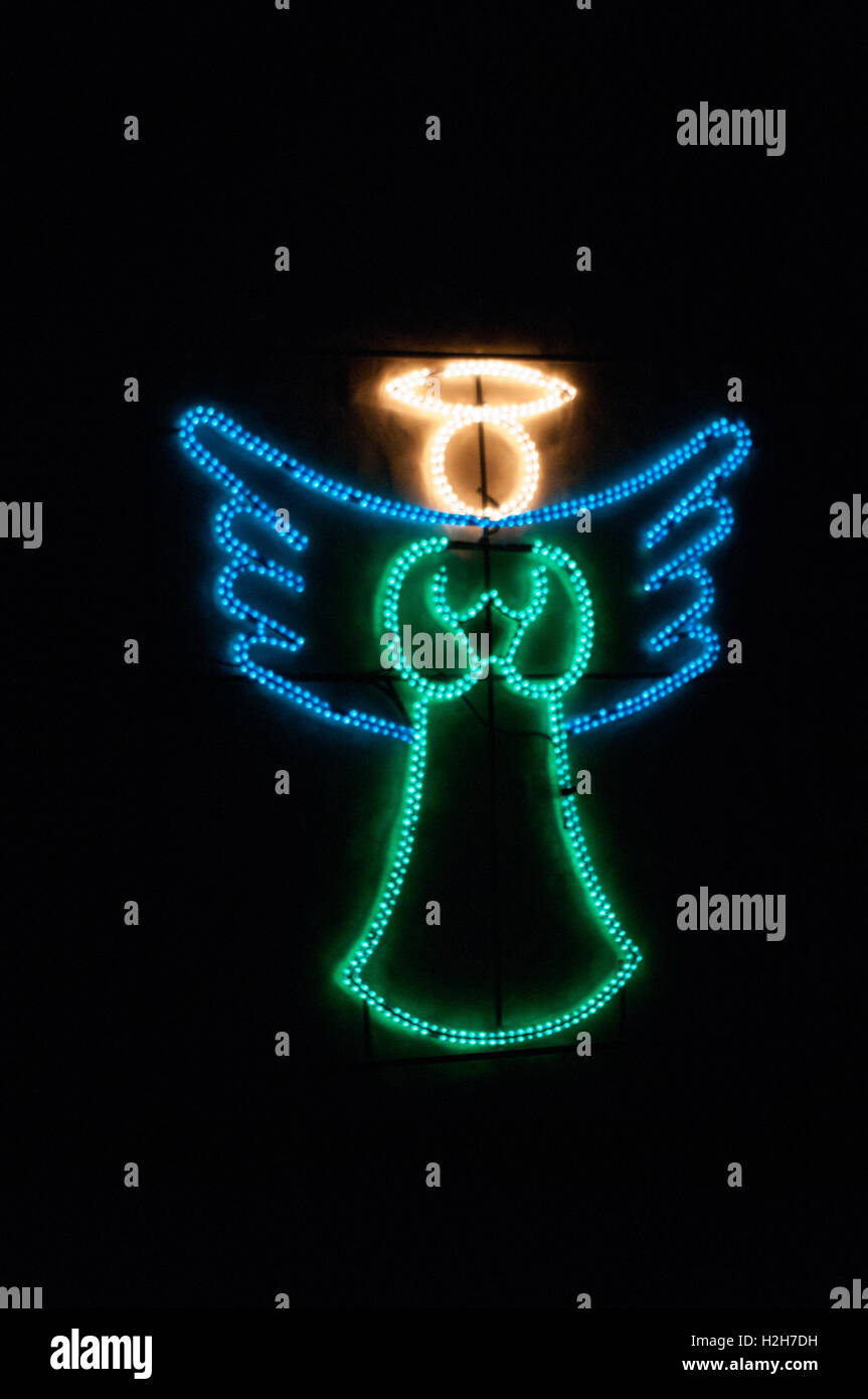 Ange de Noël des témoins contre l'arrière-plan noir de nuit. Banque D'Images Ange de Noël des témoins contre l'arrière-plan noir de nuit. Banque D'Images