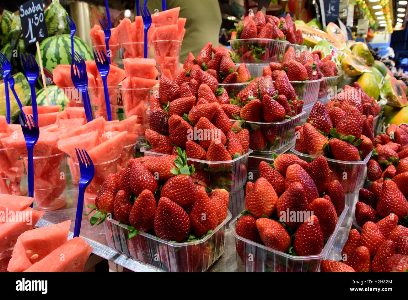 Les fraises fraîches et la pastèque en vente dans un grand marché, dans le centre de Barcelone. Espagne Banque D'Images Les fraises fraîches et la pastèque en vente dans un grand marché, dans le centre de Barcelone. Espagne Banque D'Images