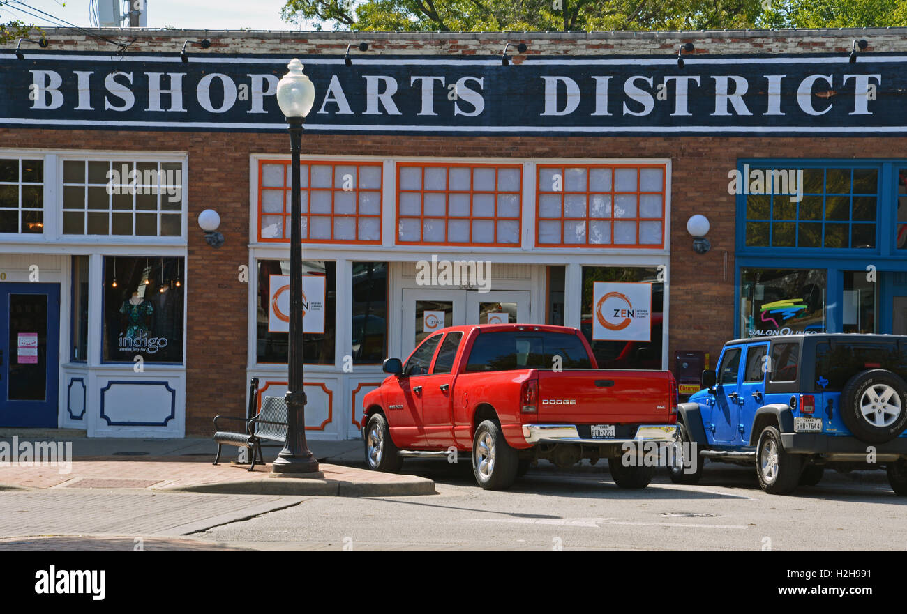 Boutiques hors de la 7e rue dans le quartier branché de l'Évêque Quartier des Arts de Oak Cliff à Dallas au Texas. Banque D'Images